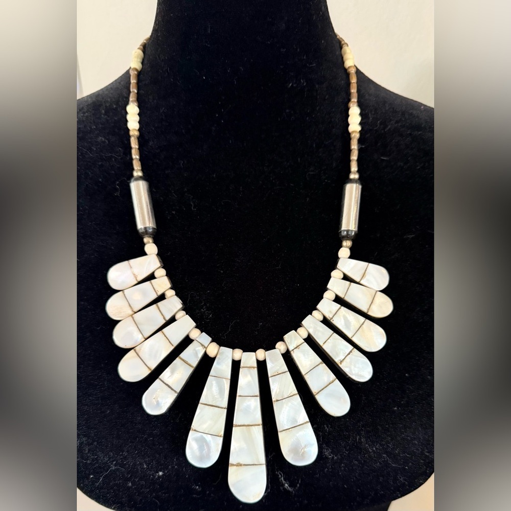 Vintage Mother of Pearl artisanal bib necklace, elegant and unique
Barrel clasp